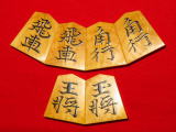 美玉作水無瀬薩摩黄楊孔雀杢盛上将棋駒　新品/桐平箱付（KS526)